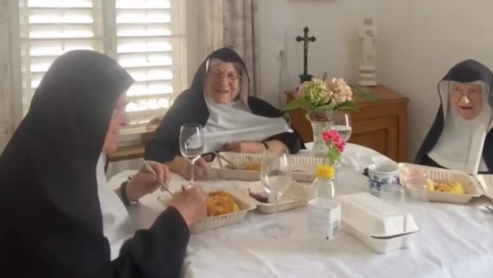 Rebelujúce mníšky ušli z domova dôchodcov a obsadili bývalý kláštor. Výzvy cirkvi na jeho opustenie odmietajú