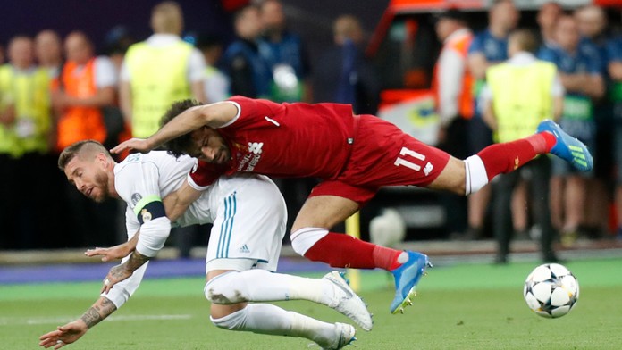 Sergio Ramos fauluje Mohameda Salaha vo finále Ligy majstrov vo futbale FC Liverpool - Real Madrid.