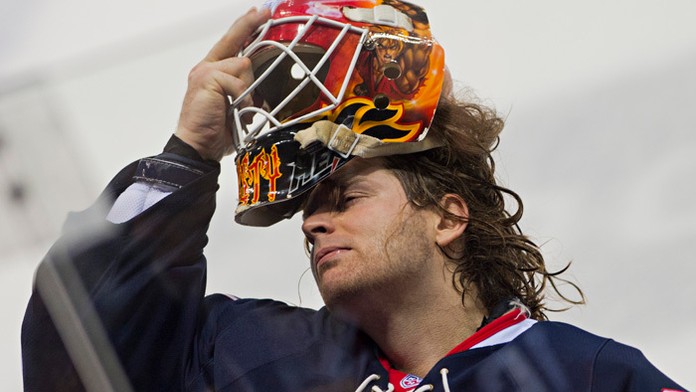 Brankár Barry Brust (Slovan) po treťom inkasovanom góle v zápase KHL s Salavat Julajev Ufa.  