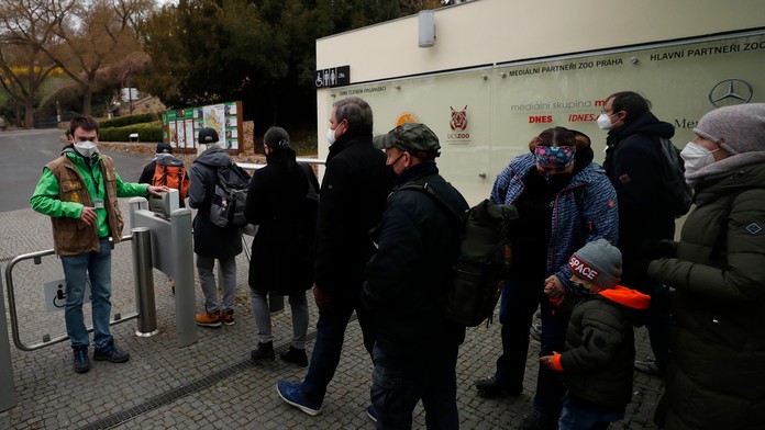 Návštevníci čakajú v rade pred vstupom do ZOO v Prahe v pondelok 12. apríla 2021.