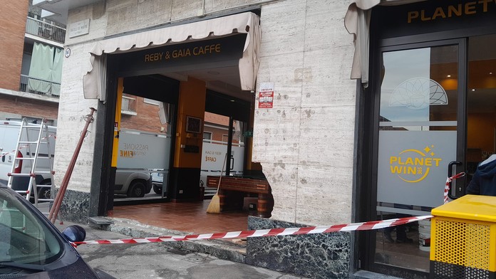 Zničená kaviareň po náraze auta