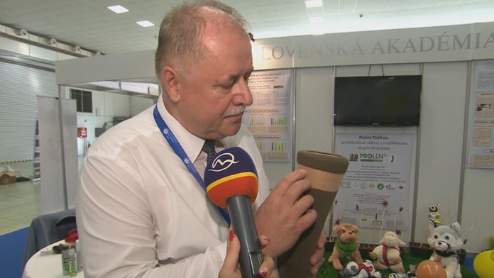 Branislav Peťko ukazuje protikliešťovú ponožku.