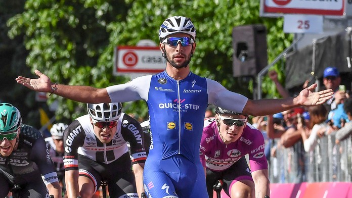 Kolumbijčan Fernando Gaviria sa raduje z víťazstva v piatej etape jubilejného stého ročníka Giro d'Italia.