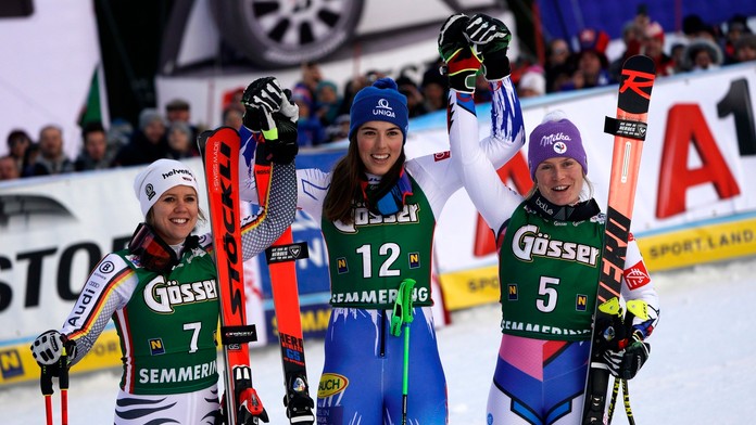 Petra Vlhová (v strede) na stupni víťazov po triumfe v obrovskom slalome v Semmeringu..jpg