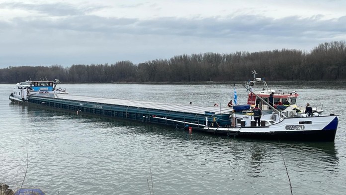  Hasiči vo štvrtok zasahovali pri potápajúcej sa lodi na Dunaji