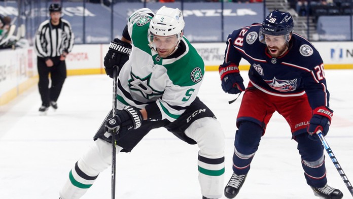 Na snímke vľavo slovenský obranca Dallasu Andrej Sekera.