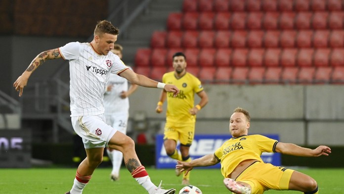 Trnavčan Milan Ristovski (vľavo) a Dan Glaze z Maccabi bojujú o loptu v 3. predkole Európskej konferenčnej ligy.