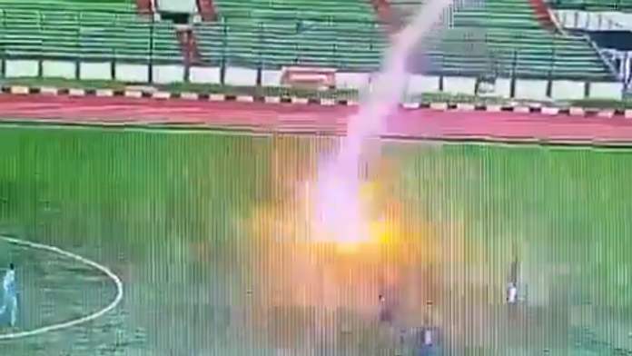 VIDEO: Futbalistu v Indonézii počas zápasu zasiahol blesk, zomrel na následky silných popálenín