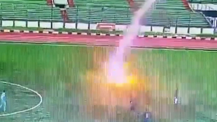 VIDEO: Futbalistu v Indonézii počas zápasu zasiahol blesk, zomrel na následky silných popálenín