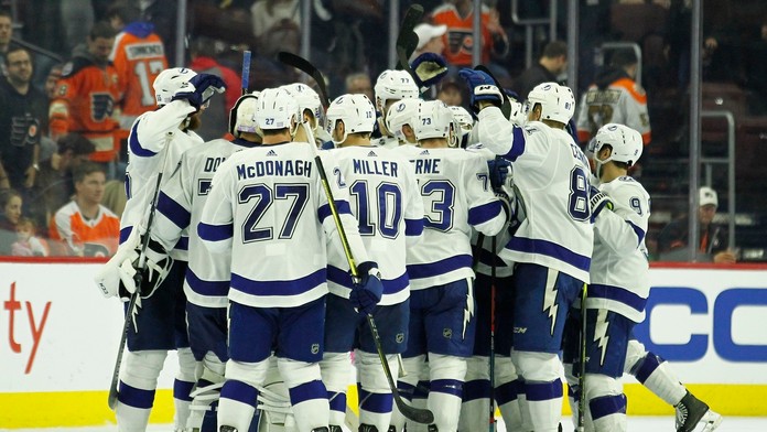 Hráči Tampa Bay oslavujú výhru nad Philadelphiou.
