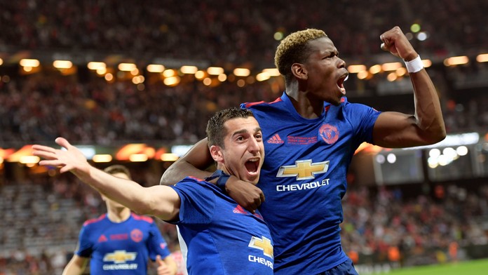 Paul Pogba (vpravo) a Henrik Mchitarjan z ManUtd oslavujú gól vo finále EL proti Ajaxu.