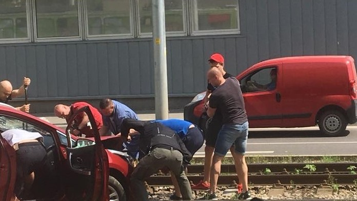 Nehoda auta s električkou na Račianskej ulici v Bratislave.