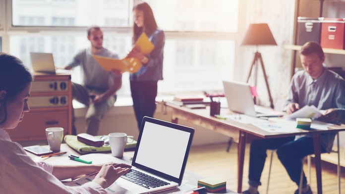 Lekár naťahuje injekčnou striekačkou z ampulky vakcínu proti ochoreniu COVID-10 od spoločností Pfizer/BioNTech