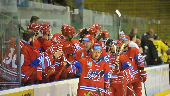 Hráči MHk 32 Liptovský Mikuláš sa tešia po góle Jozefa Stümpela v dueli proti Žiline.