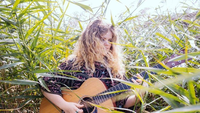 Ledva vychádza z izby, aj tak ju sledujú milióny ľudí. Toto dievča má zázračný hlas