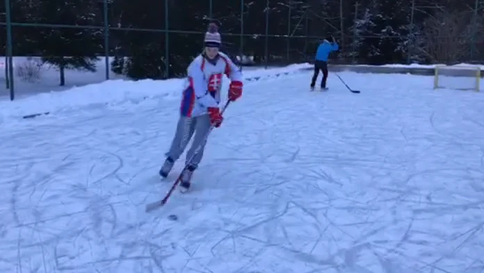 Petra Vlhová pri tréningu vymenila lyže za hokejku.