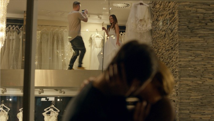 Brad Marchand bekhendom prekonáva brankára Detroitu Jimmyho Howarda.