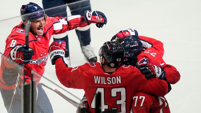Zľava Alex Ovečkin, Tom Wilson a T.J. Oshie z Washingtonu oslavujú gól v prvom dueli 1. kola play off proto Bostonu.