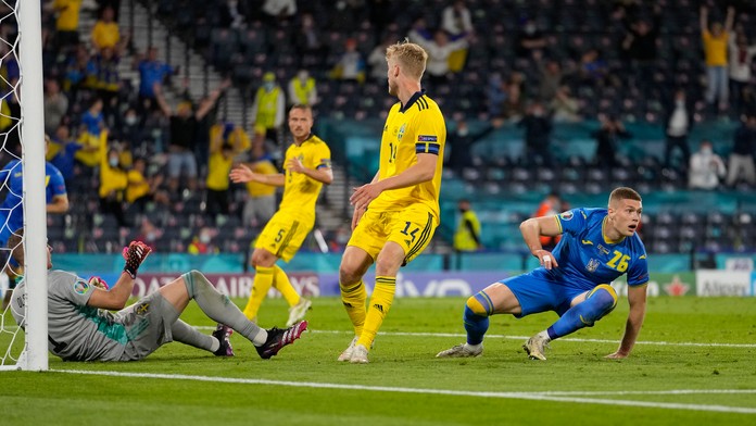 Ukrajinec Arťom Dovbyk strieľa víťazný gól do švédskej siete v osemfinále ME 2020.