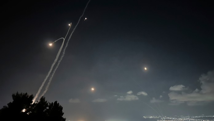 Izraelský protivzdušný obranný systém odpovedá na útok z Libanonu nad oblasťou severného Izraela.