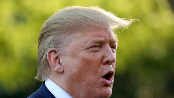 Po údere bleskom sa vznietila strecha.