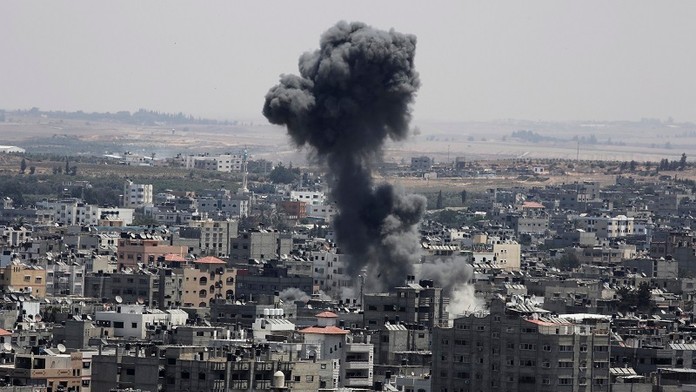 Dym stúpa po výbuchu izraelskej strely v meste Gaza v severnom pásme Gazy.jpg