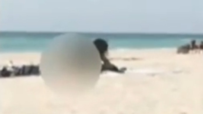 Dvojica sexovala na pláži.