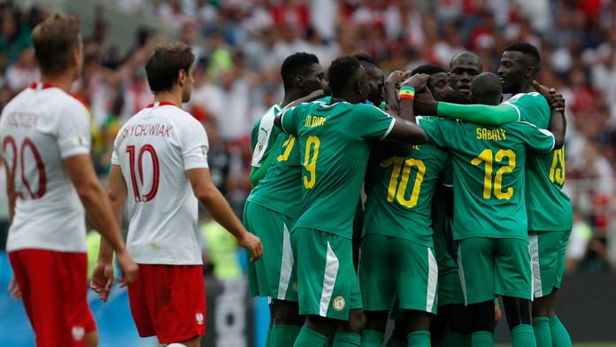 Senegalský hráč Idrissa Gana Gueye oslavuje so spoluhráčmi svoj gól v zápase s Poľskom.