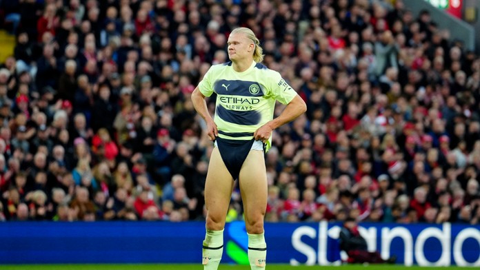 Trápiaci sa Liverpool šokujúco zdolal na Anfielde Guardiolovu mašinu. Arsenal navýšil náskok na čele ligy