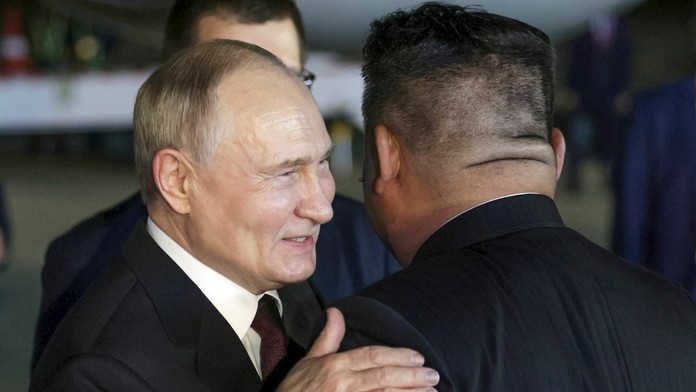 Na snímke ruský prezident Putin a líder KĽDR Kim Čong-un.