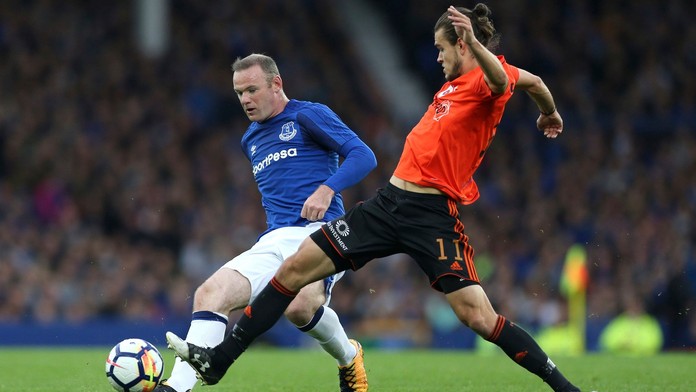 Wayne Rooney v súboji o loptu s Matejom Kochanom.