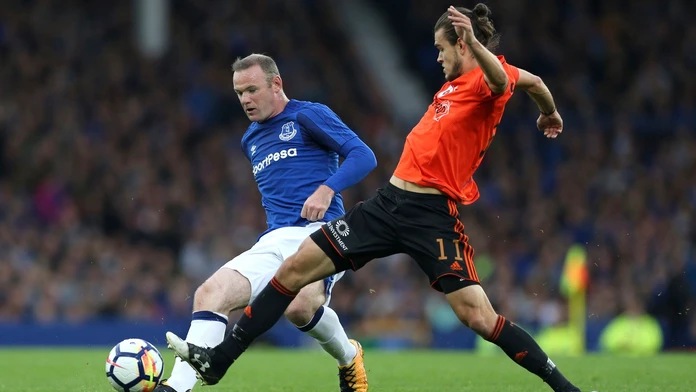 Wayne Rooney v súboji o loptu s Matejom Kochanom.