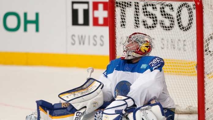 Kazažský brankár Vitalij Jeremejev reaguje po góle na majstrovstvách sveta 