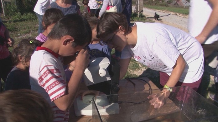 Vedci v rómskej osade.