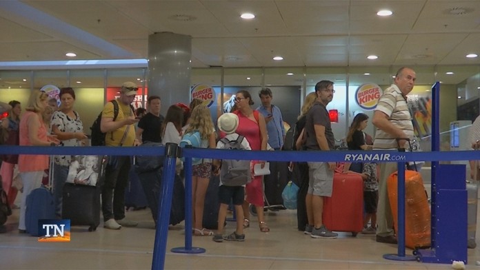 Cestujúci na letisku