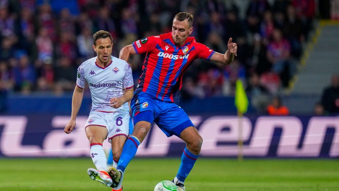 Futbalista Plzne Tomáš Chorý (vpravo) a hráč Fiorentiny Arthur bojujú o loptu.