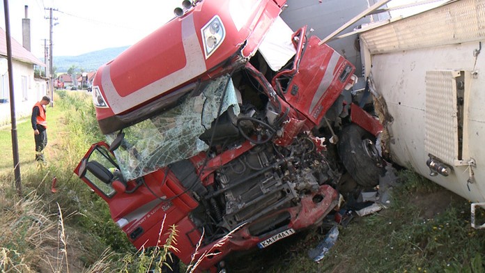 V Dobrej Nive pri Zvolene sa zrazili dva kamióny.