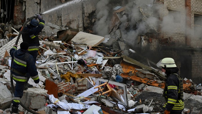 Hasiči zasahujú na mieste zničenej obytnej budovy po ruskom ostreľovaní v oslobodenom meste Lyman.