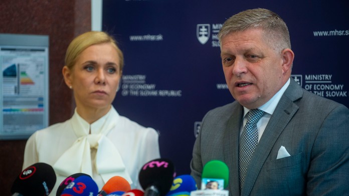 Na snímke vľavo ministerka hospodárstva Denisa Saková (Hlas-SD) a vpravo premiér Robert Fico (Smer-SD).