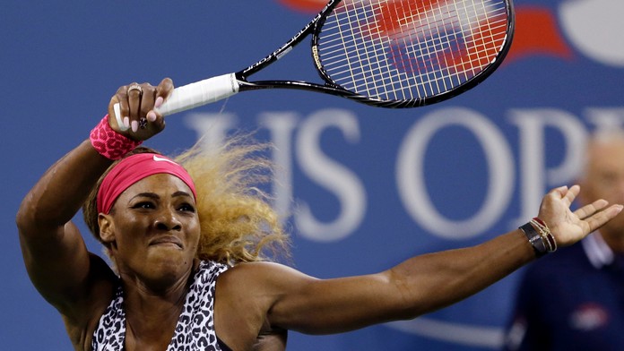 Serena Williamsová odvracia loptičku v štvrťfinále US Open proti Flavii Pennettovej.