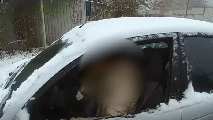 VIDEO: Policajt v Česku zastavil zasnežené auto. Odpoveď vodičky ho šokovala