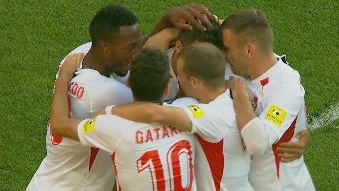 Hráči Serede oslavujú gól proti Liptovskému Mikulášu.