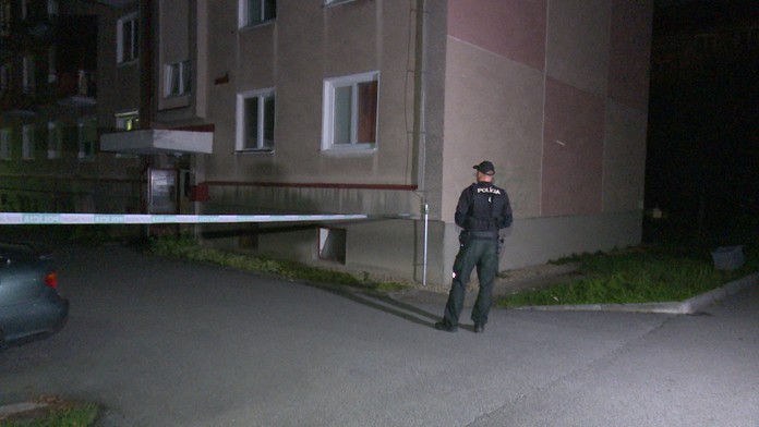 Policajti našli dobodané telo ženy.