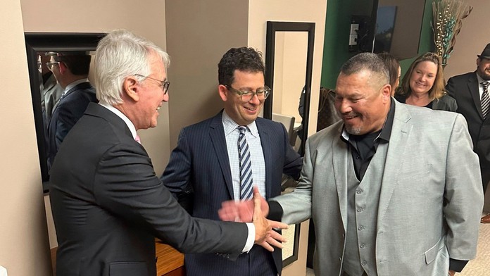 Daniel Saldana (vpravo) si podáva ruku s prokurátorom Georgeom Gascónom.