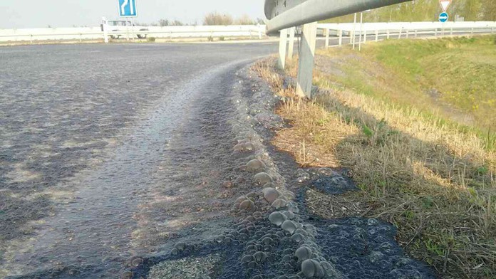 Tisíc litrový barel s 50-percentnou kyselinou dusičnou sa rozlial na vozovku D1 pri Trakoviciach a časť pôdy.
