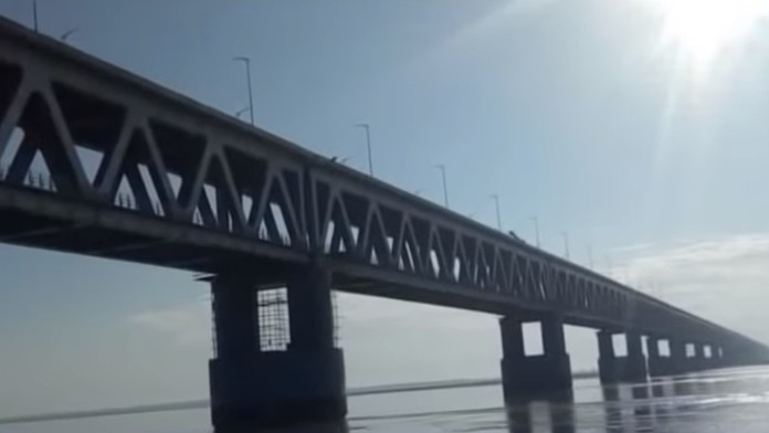 Erika Eleniak vo filme Vianočný tanec