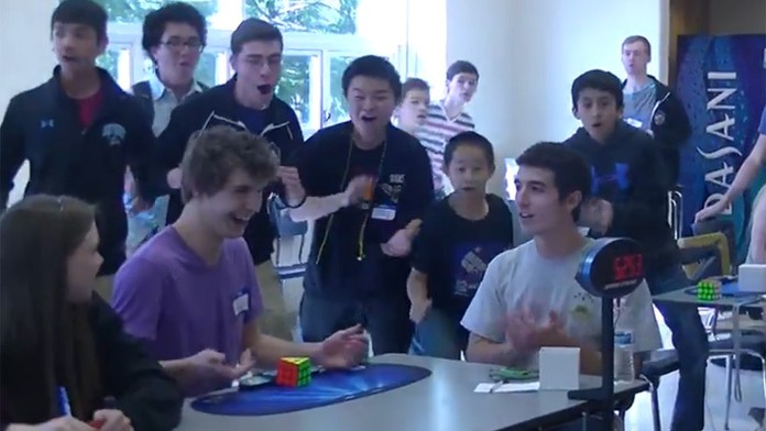 Collin Burns prekonal svetový rekord. Rubikovu kocku poskladal za 5,25 sekúnd.