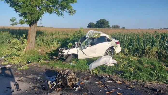 Na snímke zábery po tragickej nehode pri Dunajskej Strede.