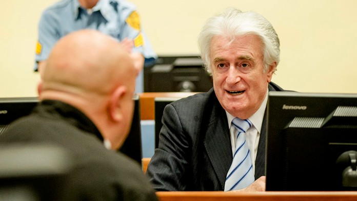 Bývalý bosnianskosrbský prezident Radovan Karadžič v súdnej sieni ICTY.
