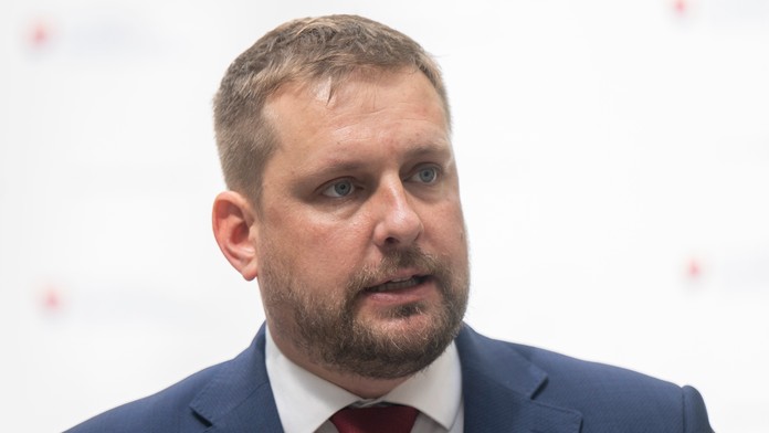 Chce preveriť možné majetkové napojenia. Minister Šaško pre záchrankový tender dá podnet na súd